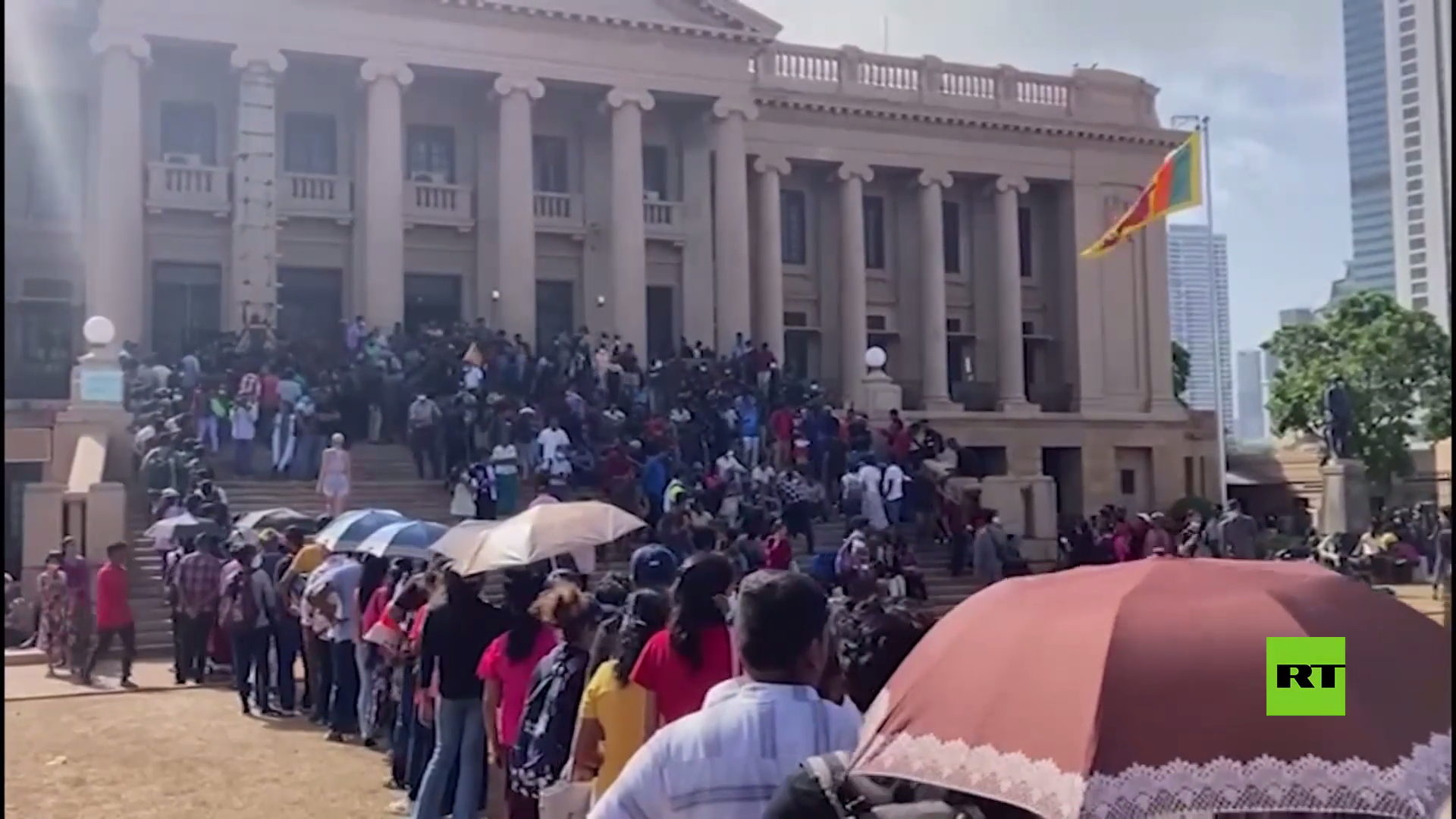 بالفيديو.. طابور المنتظرين للدخول لا يزال خارح القصر الرئاسي في عاصمة سريلانكا