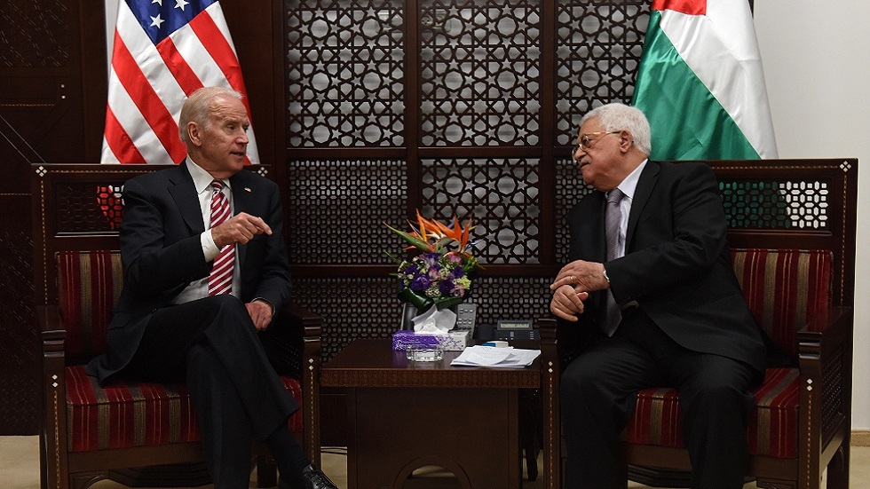 الرئيس الفلسطيني محمود عباس يلتقي جو بايدن نائب الرئيس الأمريكي وقتذاك، في رام الله عام 2016