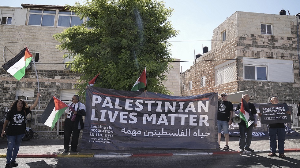 احتجاجات وانتقادات فلسطينية تزامنا مع زيارته للضفة الغربية