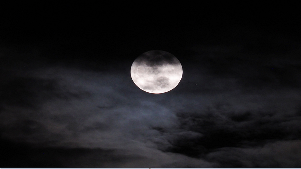 القمر يبدأ جولته الكوكبية الشهرية مع زحل مساء الجمعة