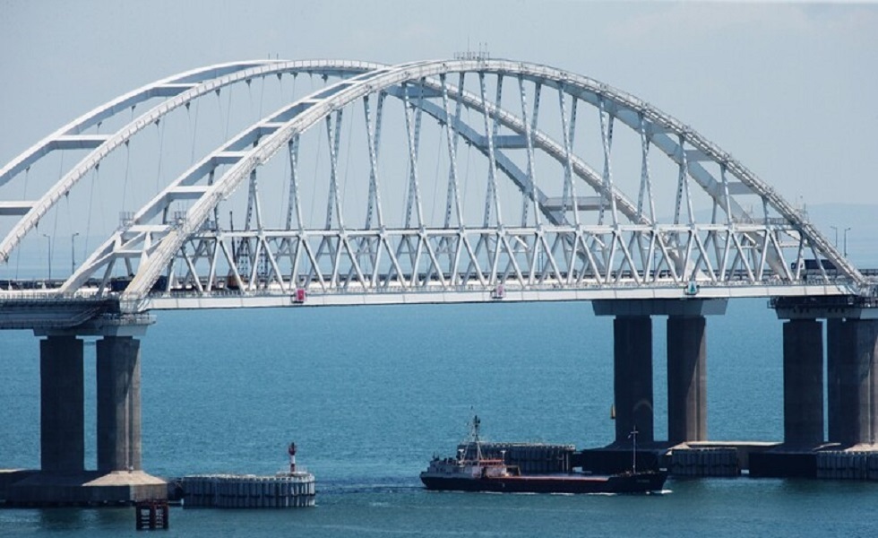 كييف تهدد بقصف جسر القرم عندما تتوفر لديها إمكانية ذلك