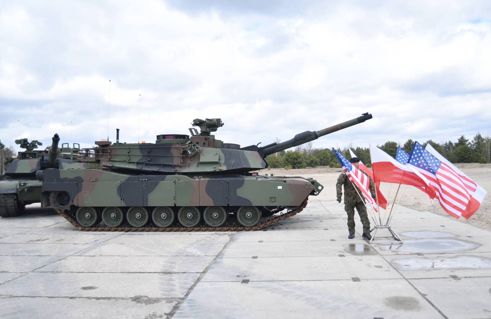 بولندا تتسلم أول دفعة من دبابات 