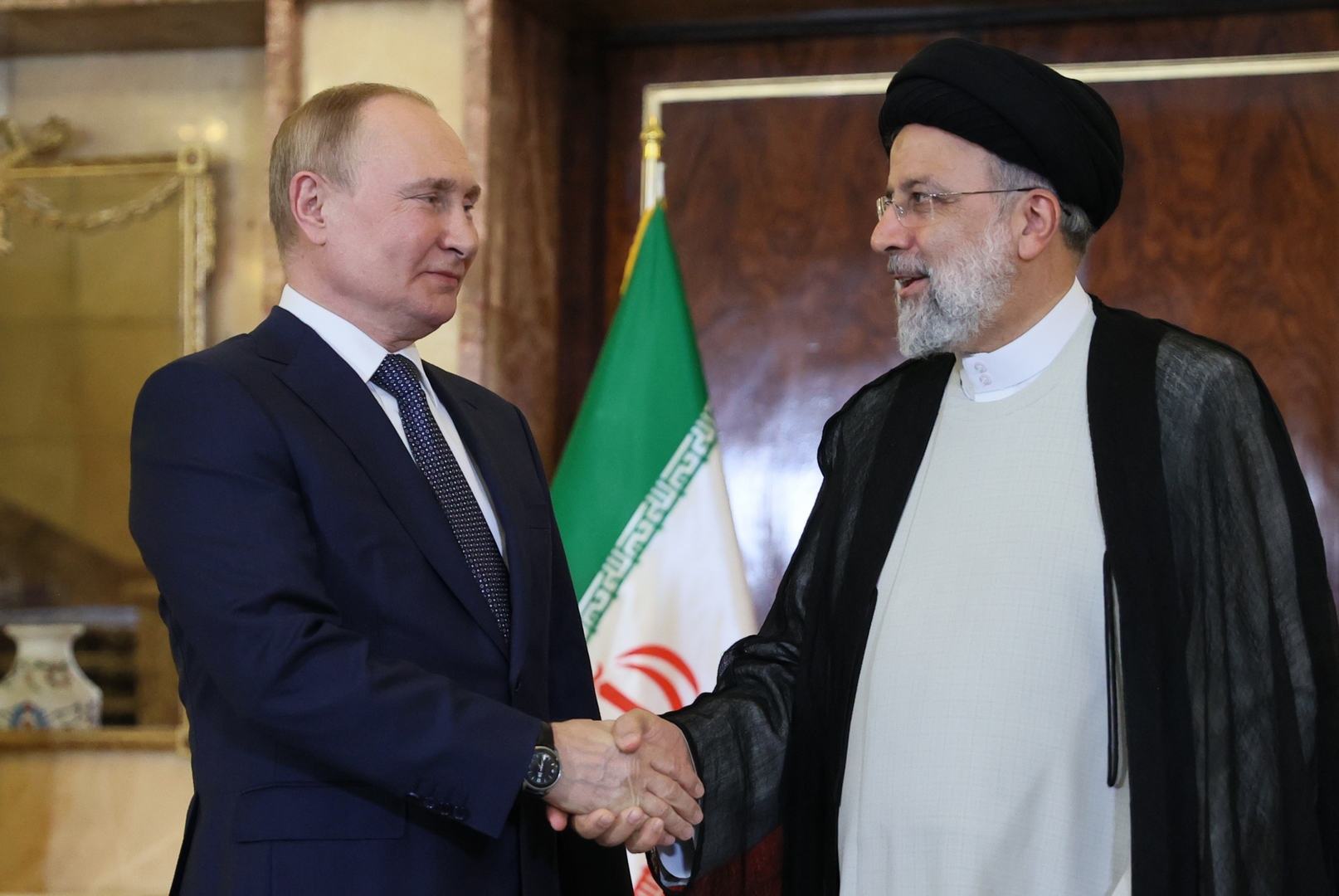 أوشاكوف: بوتين لم يبحث شراء المسيّرات الإيرانية مع رئيسي أو خامنئي
