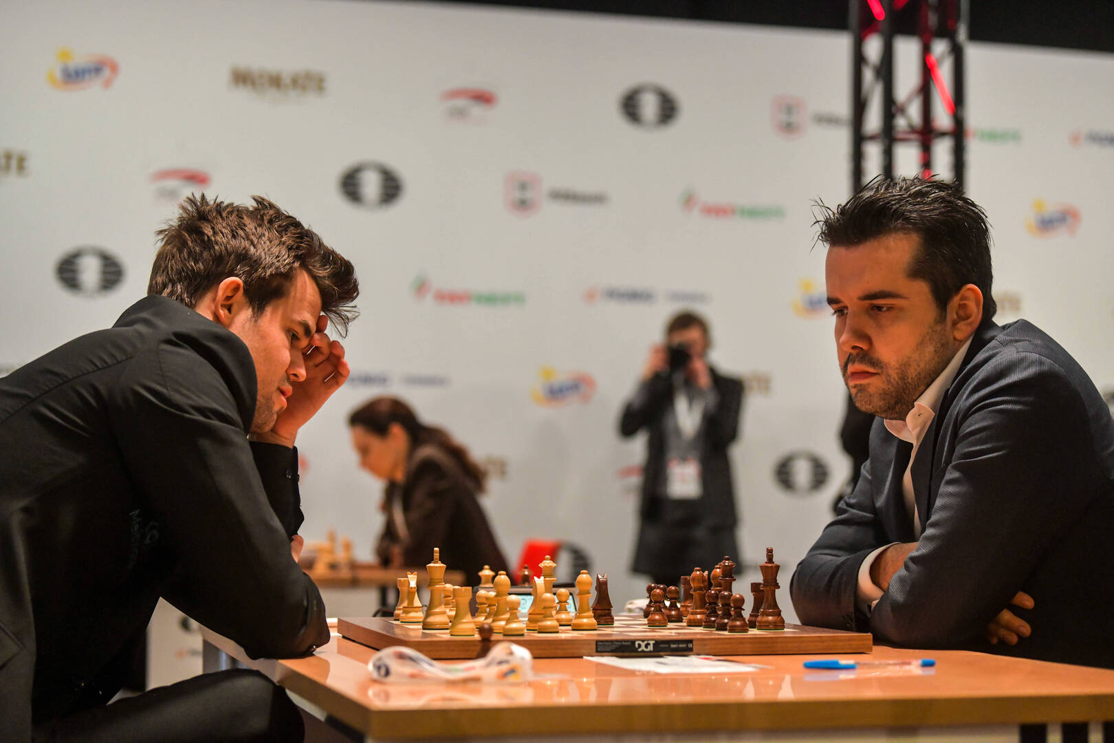 كارلسن بطل العالم يرفض مواجهة الروسي نيبومنياختشي على لقب الشطرنج العالمي