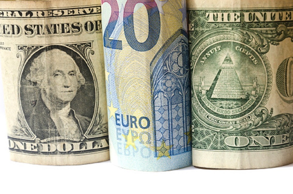 الدولار يتجه نحو خسارة أسبوعية واليورو يتراجع عن أعلى مستوياته في أكثر من أسبوعين