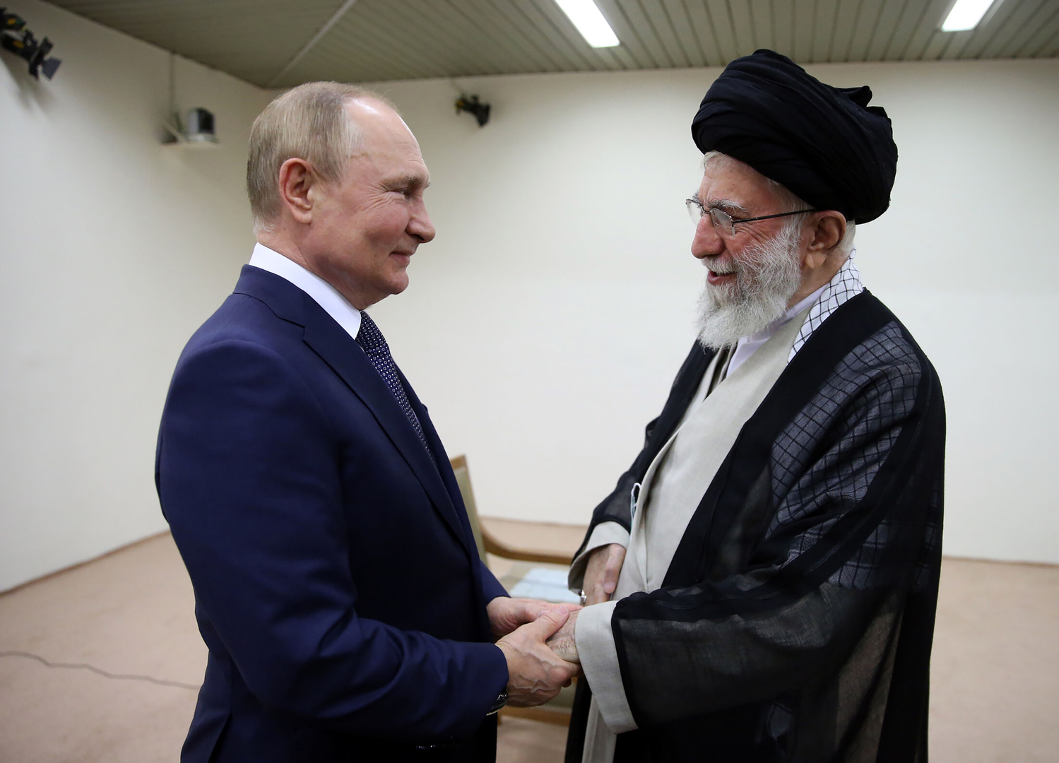 السفير الإيراني لدى موسكو يكشف تفاصيل ما دار في لقاء الرئيس فلاديمير بوتين وعلي خامنئي