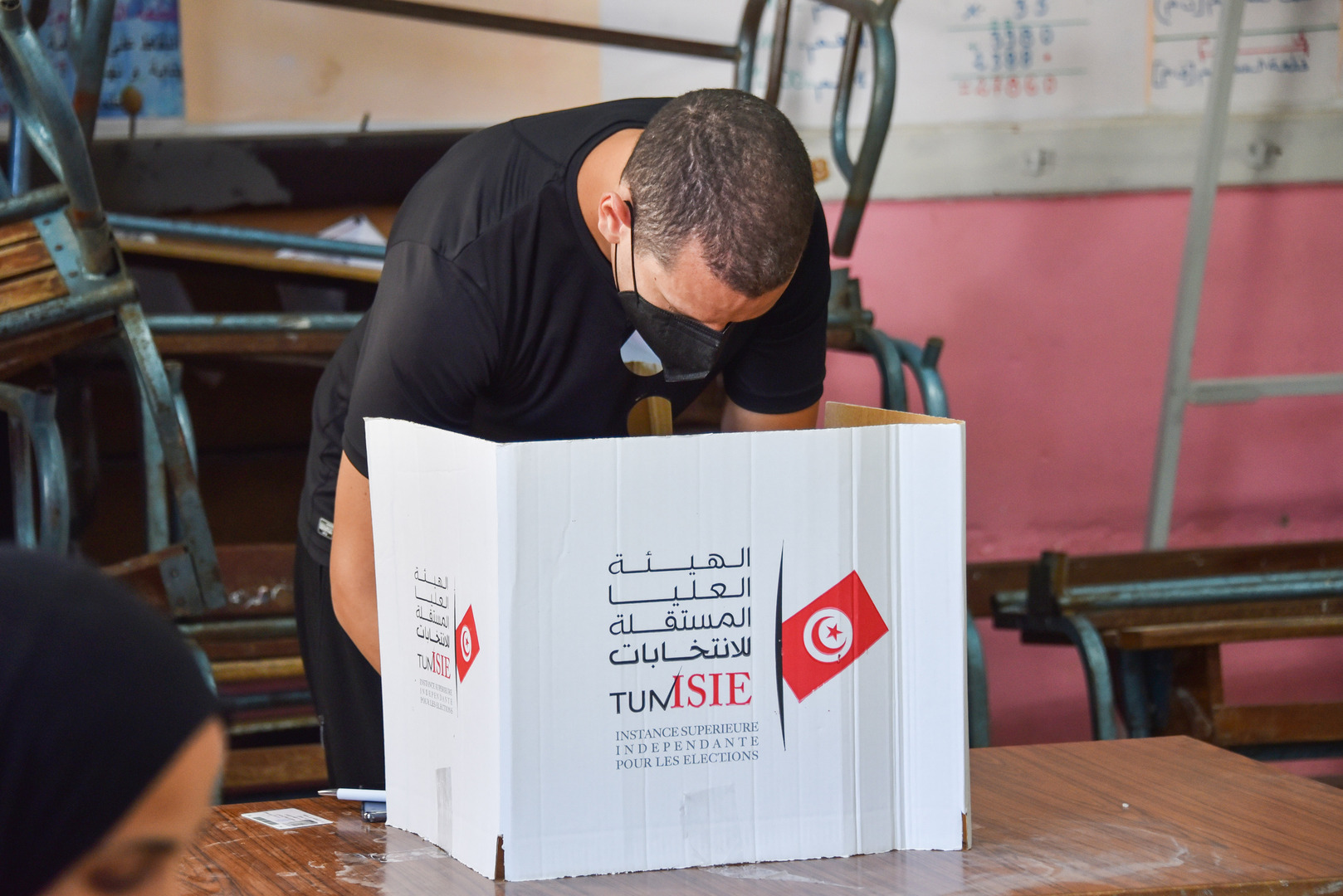 استطلاع رأي.. أكثر من 90٪ من الناخبين أيدوا مسودة الدستور التونسي الجديد (صور)
