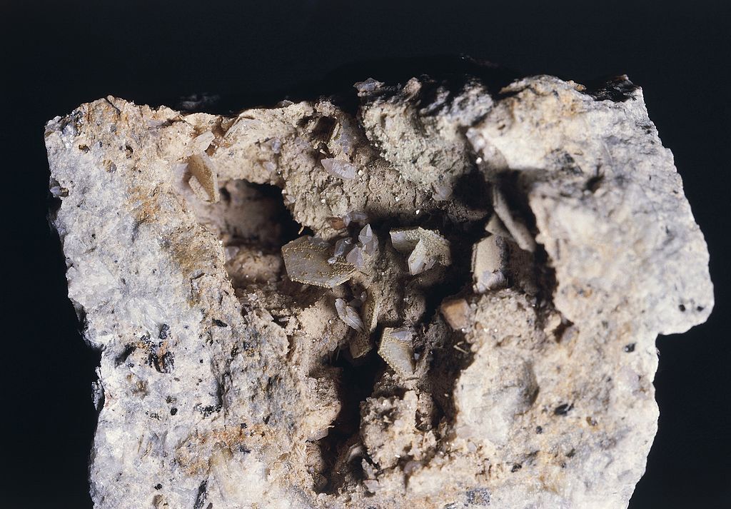 معدن التريديميت (Tridymite)