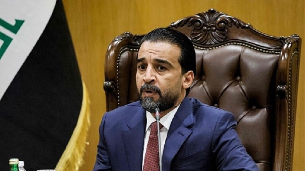 العراق.. المالكي يحمل السلاح بالقرب من منزله بعد اقتحام الصدريين للمنطقة الخضراء (صور)