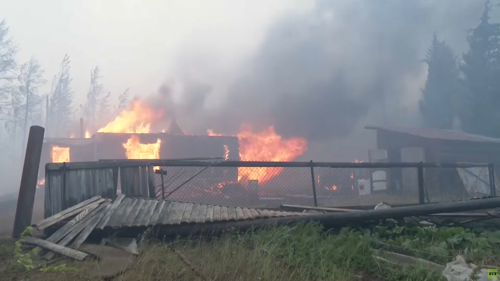 بالفيديو.. حرائق الغابات تأتي على المنازل شرقي روسيا