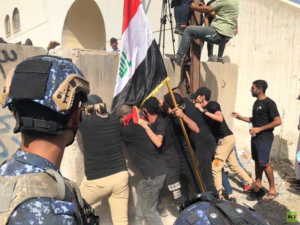 العراق.. أنصار الصدر يعودون للتظاهر ويحاولون دخول المنطقة الخضراء (صور + فيديو)
