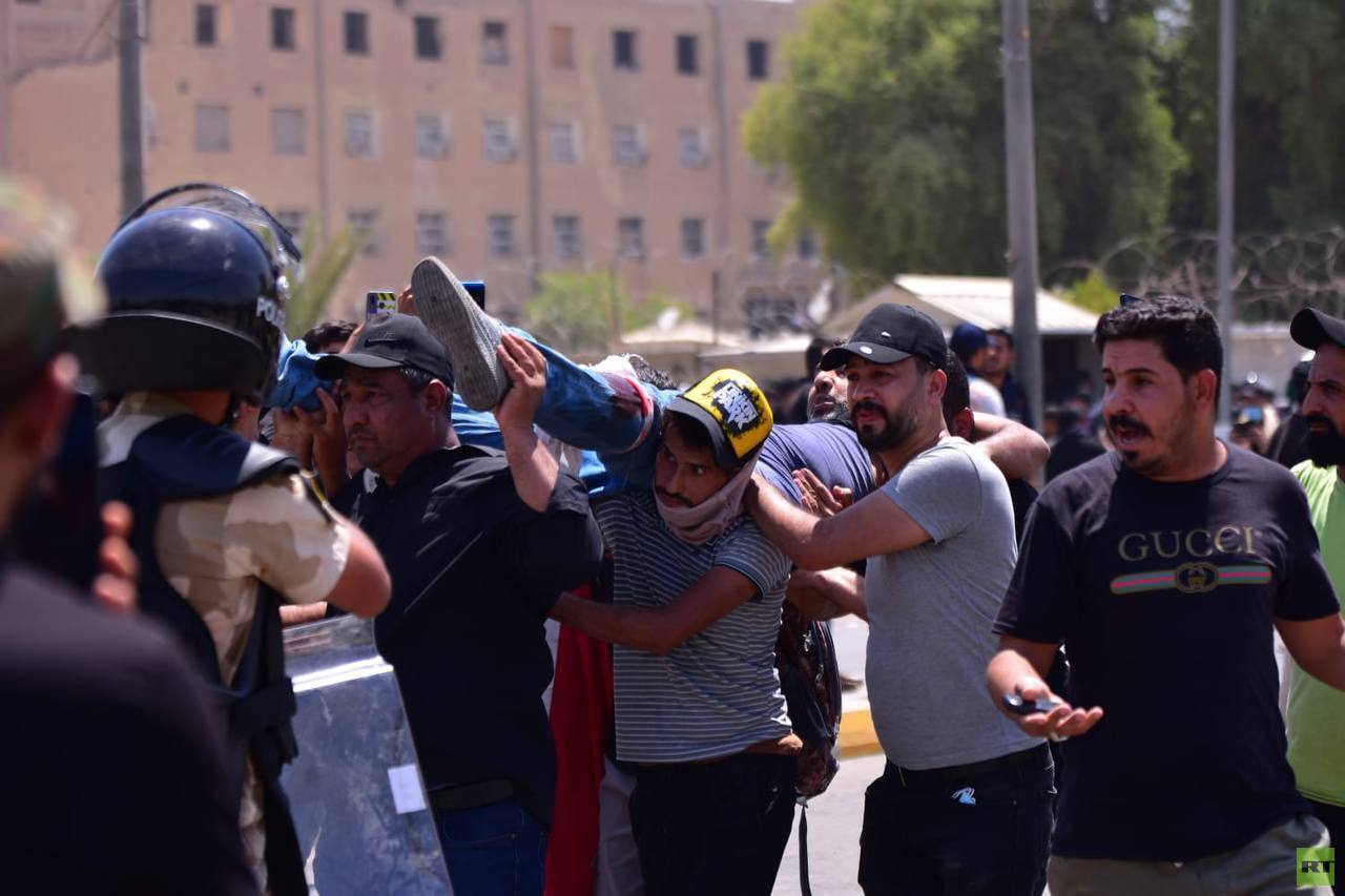 العراق..أكثرمن 120جريحا في صدامات بين أنصار الصدر والقوى الأمنية جراء الاحتجاجات (فيديوهات+صور)