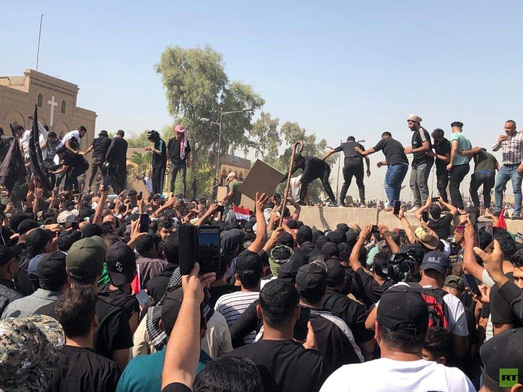 أتباع الصدر يدخلون المنطقة الخضراء ببغداد ويقتحمون مبنى البرلمان ودعوات لسلمية التظاهر وخفض التصعيد