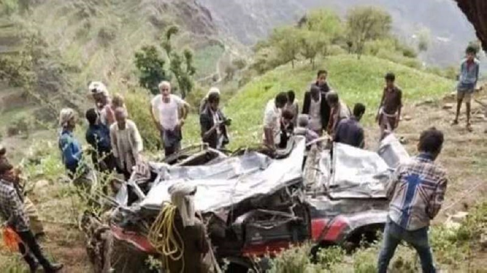 اليمن.. مصرع 11 شخصا إثر سقوط سيارة في منحدر جبلي (صور + فيديو)