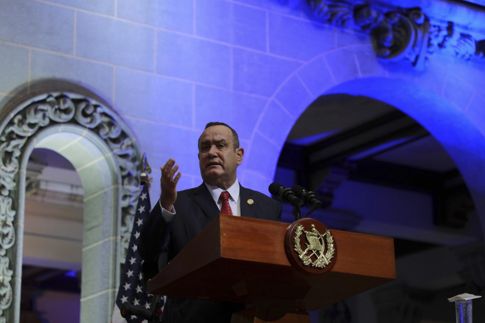 وسائل إعلام: إصابات بهجوم مسلح استهدف موكب رئيس غواتيمالا