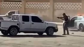 السعودية.. رجل أمن يشهر مسدسه لإيقاف