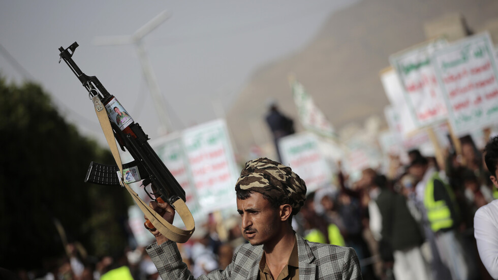 الحوثيون يشترطون فتح مطار صنعاء وميناء الحديدة ودفع رواتب الموظفين لتمديد الهدنة