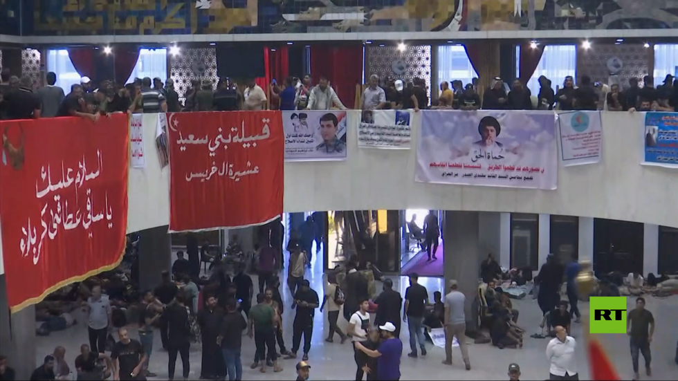 أنصار مقتدى الصدر يواصلون اعتصامهم في البرلمان العراقي