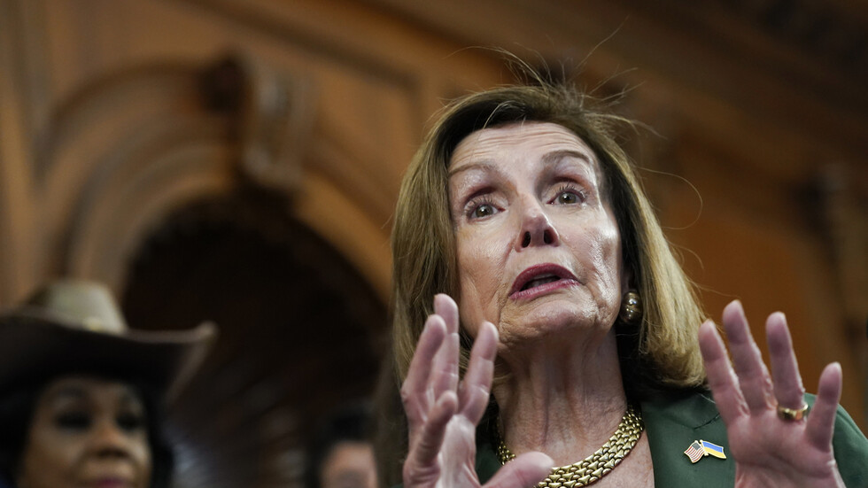 "بيلوسي تتسلل إلى تايوان سباحة".. الصينيون يسخرون من جولة رئيسة مجلس النواب الأمريكي (صور)