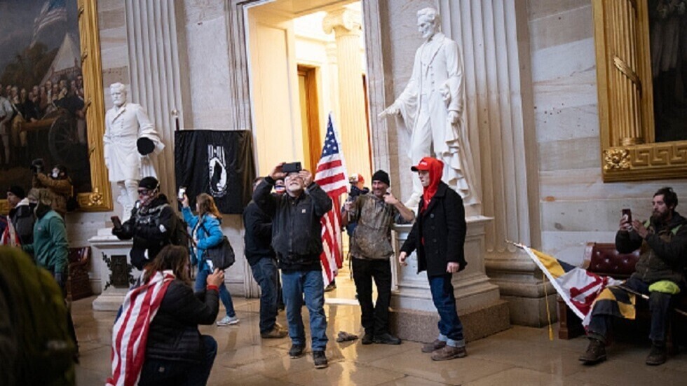 "دعا لقتل الخونة".. القضاء الأمريكي يفرض أشد عقوبة حتى الآن على أحد مقتحمي الكابيتول