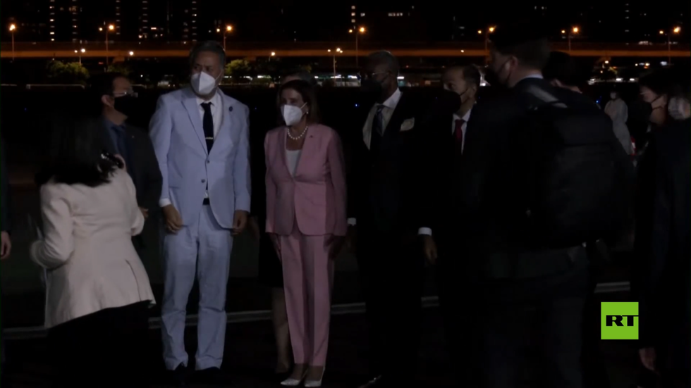 استقبال بيلوسي في مطار العاصمة التايوانية تايبيه