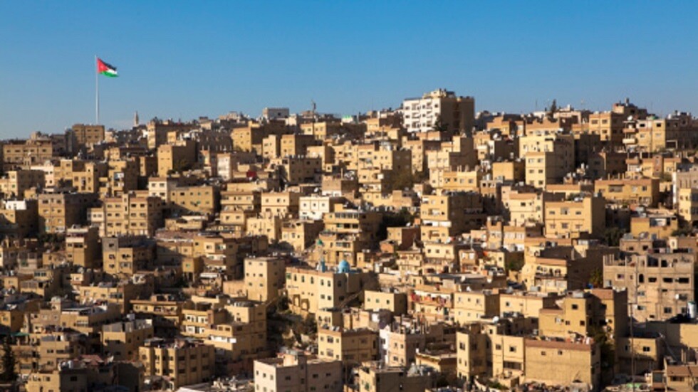 الأردن.. شاب يسير عاريا في العاصمة عمان