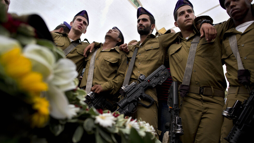 عائلة الجندي الإسرائيلي هدار غولدن تنطلق بمسيرة حتى حدود غزة للمطالبة باستعادة جثمان ابنها (فيديو)