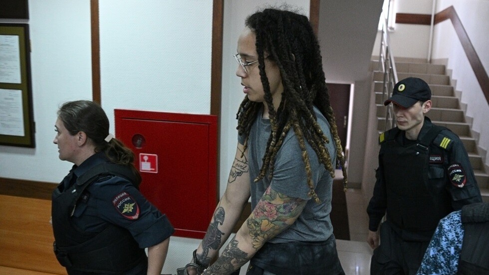 معلق UFC يستنكر الدعوات لإطلاق سراح لاعبة كرة السلة الأمريكية المعتقلة في روسيا