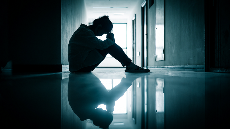 دراسة تكشف المرحلة العمرية التي يعاني فيها الأفراد من أكبر انخفاض في السعادة العامة!