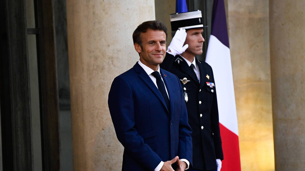 غضب في فرنسا بعد قرار ترحيل إمام مغربي.. وشخصيات مشهورة توجه عريضة إلى ماكرون