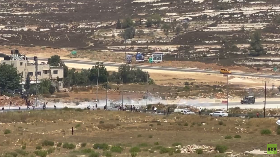 مراسلتنا: اندلاع مواجهات على المدخل الشمالي لمدينة رام الله قرب مستوطنه بيت إيل (فيديو)