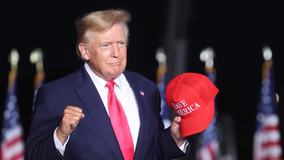 ترامب: بايدن وإدارته ألحقا ضررا بالولايات المتحدة أكثر من أسوأ خمسة رؤساء في التاريخ الأمريكي