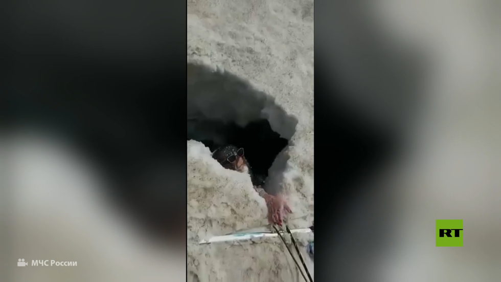 روسيا.. إنقاذ سائحة سقطت في صدع جبلي في إلبروس