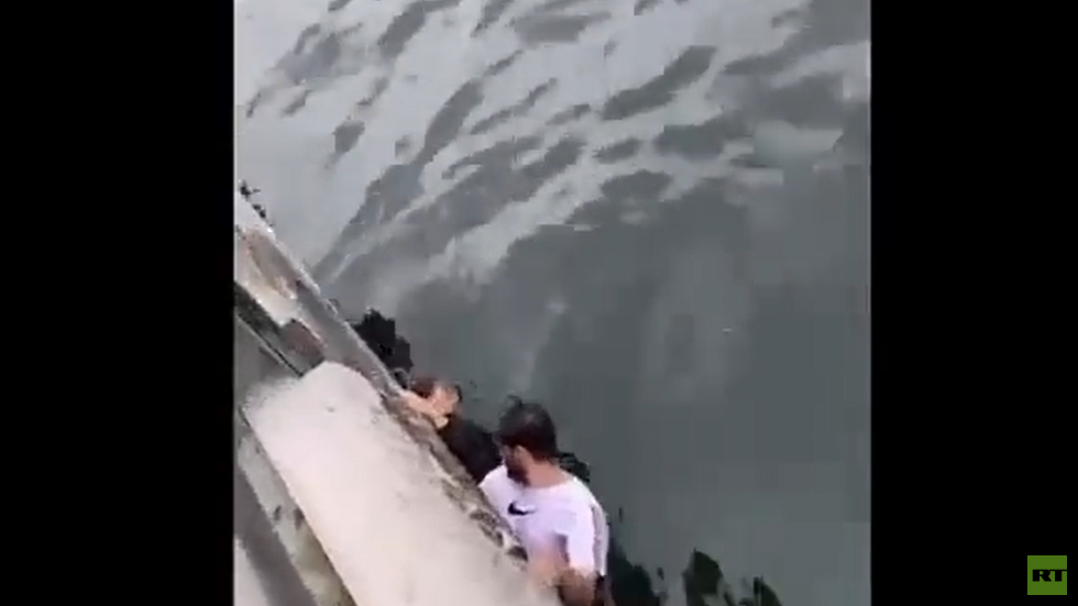 سعوديون ينقذون طفلة ووالدها من الغرق ببحيرة في النمسا (فيديو)