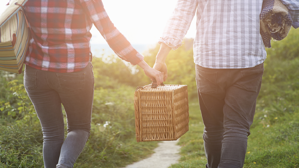 الخبراء يكشفون فائدة المشي لمدة دقيقتين بعد تناول الوجبة الغذائية!