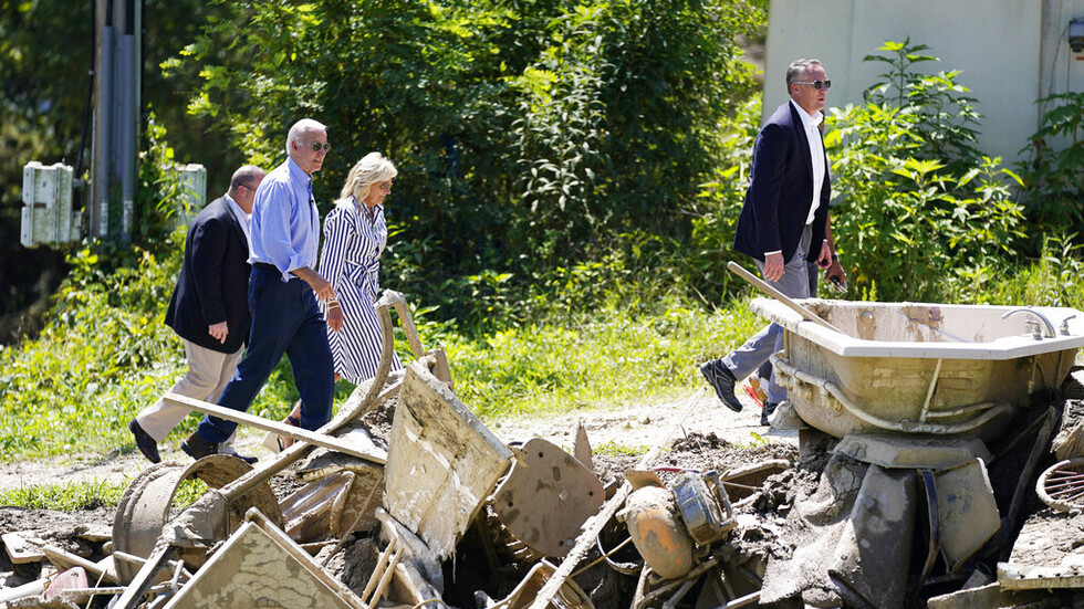 بايدن يتفقد الدمار جراء الفيضان في كنتاكي ويعد بمساعدات اضافية