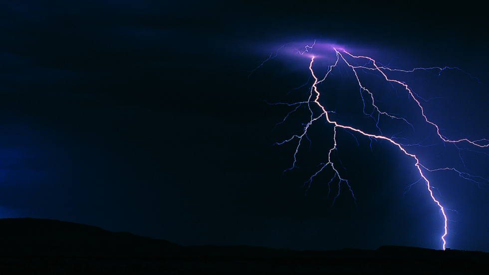 تسجيل ظاهرة "النفاثات الغامضة" من البرق المقلوب "رأسا على عقب"!