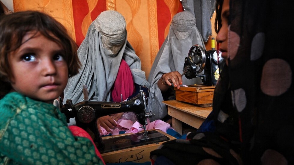 منظمة إنسانية: الفتيات الأفغانيات يكابدن أكثر عواقب الأزمة خطورة