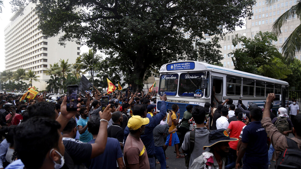 المتظاهرون يفككون موقع الاحتجاجات في سريلانكا والرئيس السابق يتوجه إلى تايلاند