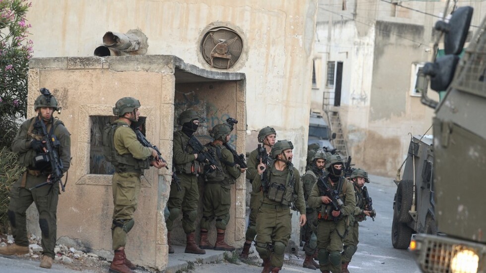 اعتقال 15 فلسطينيا في مداهمات للقوات الإسرائيلية في الضفة الغربية