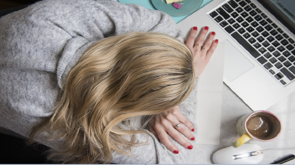 دراسة تكشف سر الإرهاق نتيجة قضاء يوم طويل في المكتب!