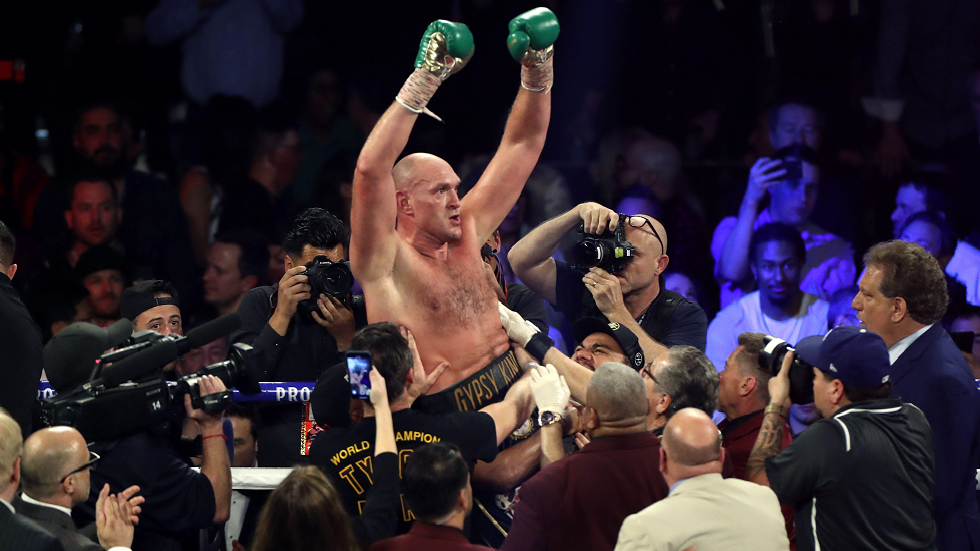 الملاكم البريطاني فيوري يعلن اعتزاله في يوم بلوغه 34 عاما