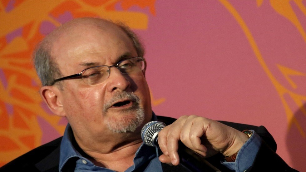 بعد 33 عاما من فتوى الخميني بهدر دمه.. محاولة لاغتيال صاحب 