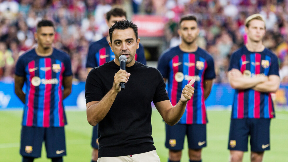 تشافي يعلن موقفه من رحيل أوباميانغ ودي يونغ عن برشلونة