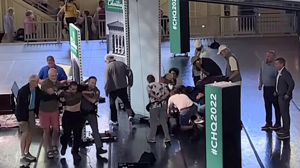 مصادر محلية تكشف جنسية هادي مطر المتهم بطعن الكاتب سلمان رشدي