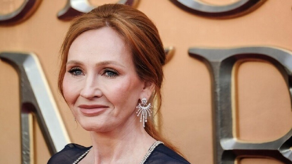 بعد تغريدة عن صاحب "آيات شيطانية".. تهديد مؤلفة سلسلة "هاري بوتر" بالقتل