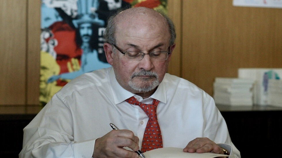 توجيه اتهام رسمي لمهاجم كاتب "آيات شيطانية" بالشروع في القتل