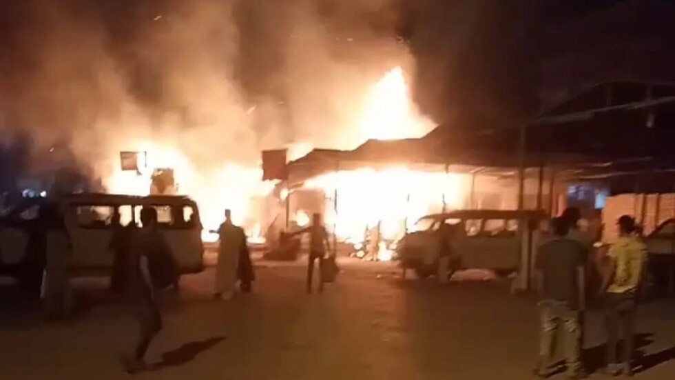 مصر.. حريق ضخم في موقف الأقاليم شمال محافظة أسوان (فيديو)