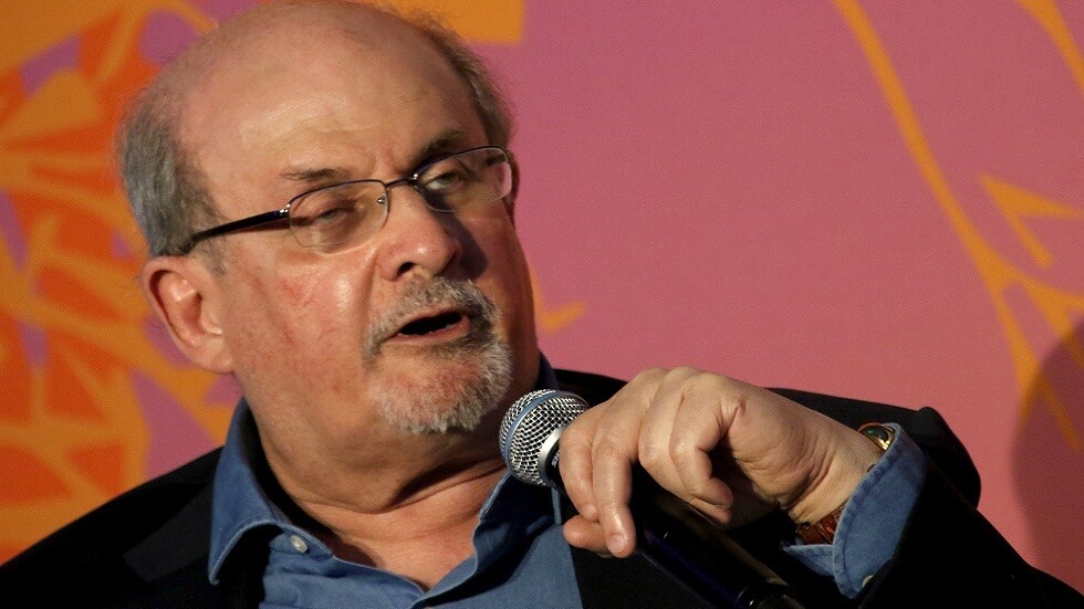 آخر الأنباء عن حالة رشدي: لم يعد على جهاز التنفس الاصطناعي وقادر على الكلام