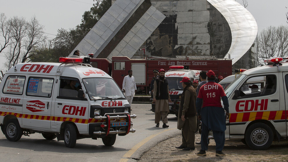 مصرع 13 شخصا وإصابة آخرين إثر سقوط شاحنة فوق حافلة في باكستان (فيديو)